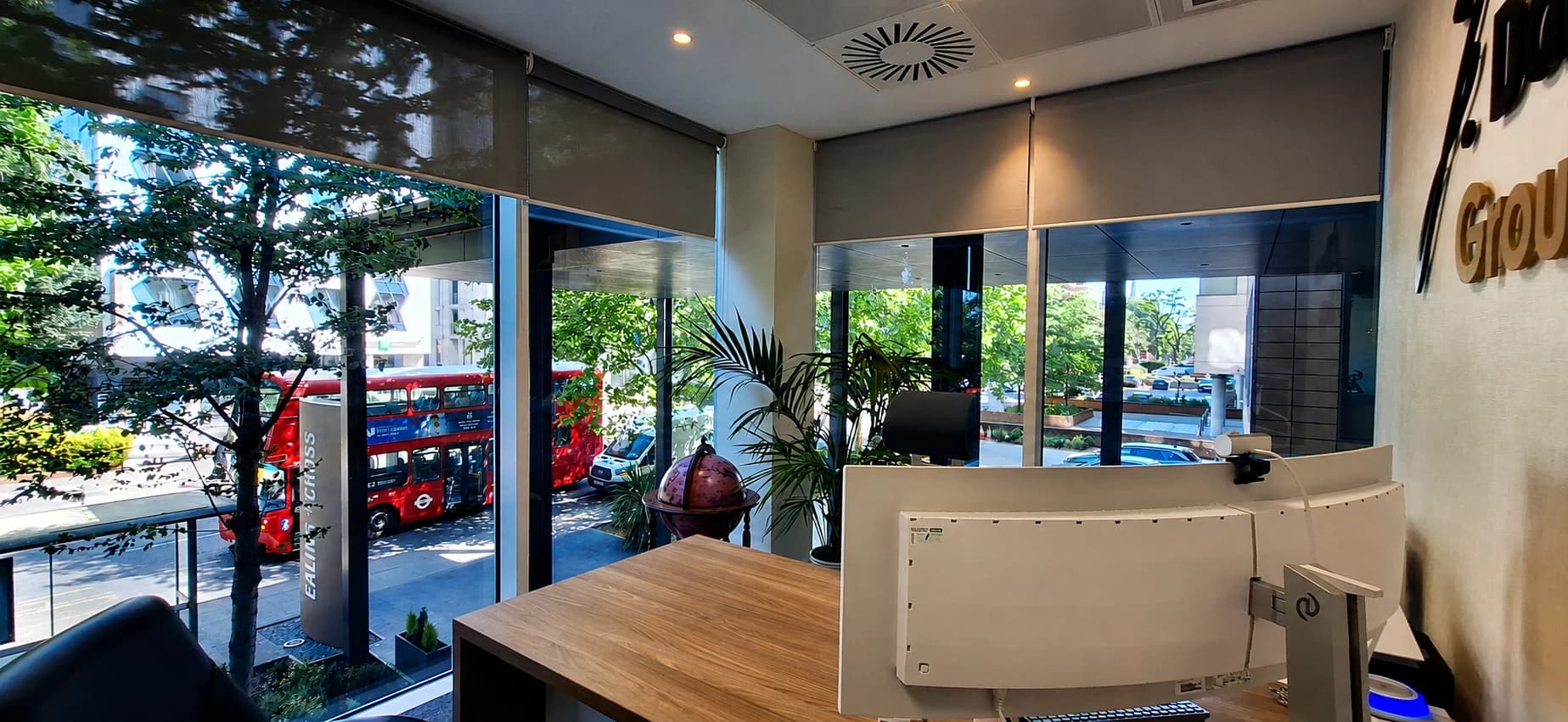 Widok z biura J.Dauman Finance w Ealing Cross w Londynie — londyński autobus piętrowy przejeżdża Uxbridge Road