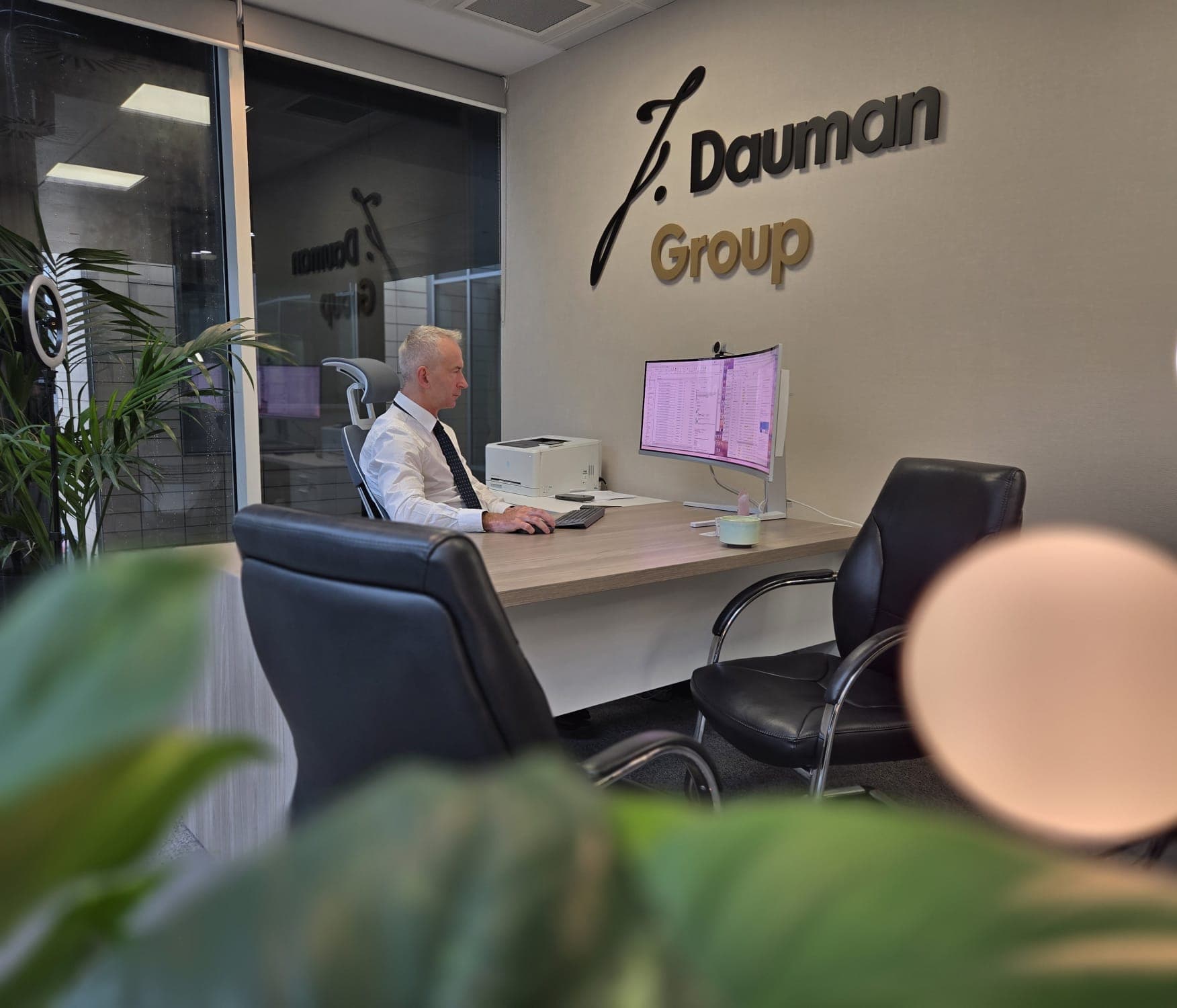 Piotr Kubalka przy biurku w biurze J.Dauman Group